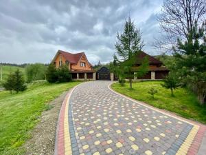 a cobblestone road in front of a house at U Troh Brativ in Oryava