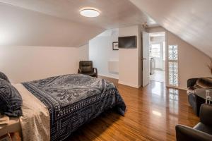 um quarto com uma cama e uma sala de estar em The Loft At Hiltz House em Halifax
