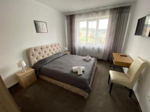 A bed or beds in a room at Hotel Petroshani srl