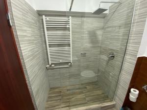 Kylpyhuone majoituspaikassa Hotel Petroshani srl