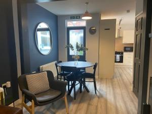 a dining room with a table and chairs at Belfast townhouse in prime location in Belfast City in Belfast