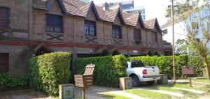 ein weißer LKW, der vor einem Gebäude parkt in der Unterkunft De Las Artes XII - triplex sólo familias in Pinamar + 6 Fotos