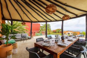 a dining room with a table and chairs at Villa Pulpoloco in El Pueblo Villas in Kralendijk