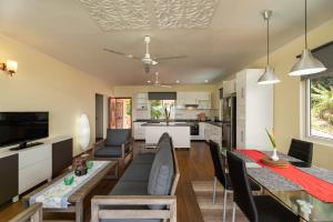 Кухня или мини-кухня в Glacis Heights Villa
