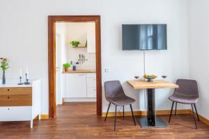 - une salle à manger avec une table, deux chaises et un miroir dans l'établissement Sächsischer Hof, à Meissen