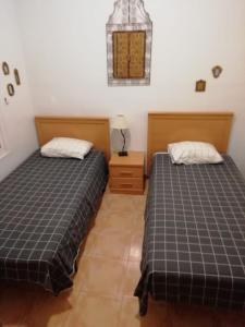 two beds sitting next to each other in a room at Casa el Olivo in Mazarrón