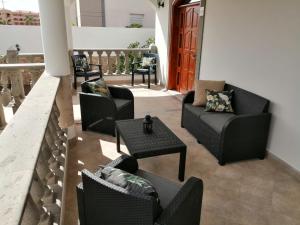 A seating area at Villa Cervantes Sonnenland con piscina privada climatizada