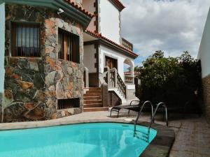 The swimming pool at or close to Villa Cervantes Sonnenland con piscina privada climatizada