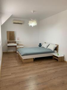 une chambre avec un lit et un bureau dans une pièce dans l'établissement Rowing Base Apartment, à Plovdiv
