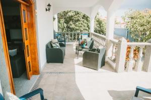 A balcony or terrace at Villa Cervantes Sonnenland con piscina privada climatizada