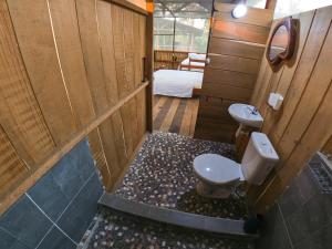 a bathroom with a toilet and a sink at Green House Tambopata in Puerto Maldonado
