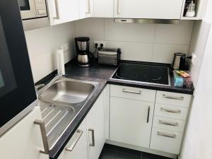 Kuchyň nebo kuchyňský kout v ubytování Bungalow am Stadtwald, 24h Check-in