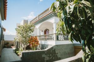 A garden outside Villa Cervantes Sonnenland con piscina privada climatizada