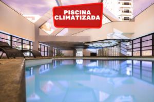 un cartel en un edificio con piscina en Hotel Dan Inn Sorocaba by Nacional Inn, en Sorocaba