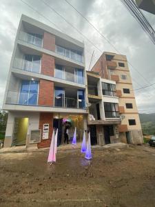 un bâtiment avec des barrières violettes et violettes devant lui dans l'établissement Hermoso apartamento, à Barbosa