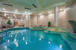 Bazén v ubytovaní ApartSerwis - Gorące Źródła Apartament Czerwone Wierchy alebo v jeho blízkosti