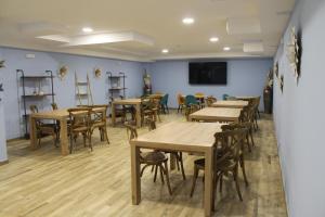 a dining room with wooden tables and chairs at Apartamentos Turísticos ESCORRALADAS in Baltanás