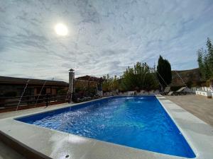 una gran piscina azul en un patio en Villa Elisabeth, en Granada