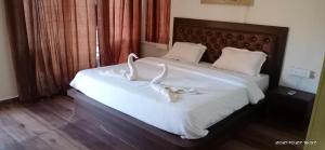 Een bed of bedden in een kamer bij Sunset & Waves Resort