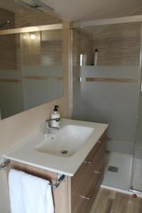 A bathroom at Apartamentos Turísticos ESCORRALADAS Még 37 kép
