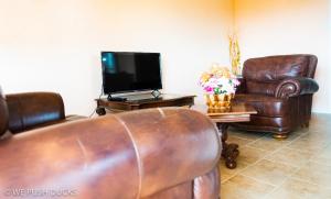 TV i/ili multimedijalni sistem u objektu Belle View Apartment Villa - La Mar penthouse