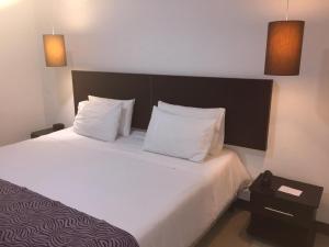 Tempat tidur dalam kamar di Apartamentos Amoblados-Atlantis Suites Bquilla