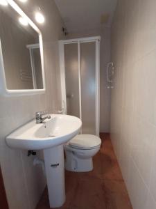 Koupelna v ubytování Apartamento en Islantilla Golf + 14 fotografií