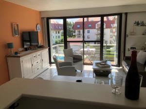 a living room with a view of a living room at Middelkerke green garden in Middelkerke