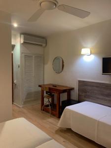 Hotel & Restaurant Figueres Parc客房内的一张或多张床位