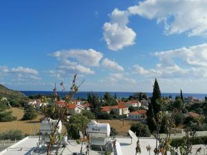 - une vue depuis le toit d'une maison dans l'établissement Pissouri Image, à Pissoúri