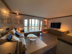una sala de estar con un sofá y una mesa en Le Grand Sillon - Le Georges, en Saint-Malo