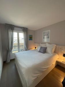 A bed or beds in a room at Le Grand Sillon - Le Georges