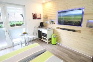 Televízia a/alebo spoločenská miestnosť v ubytovaní Wellnessapartment