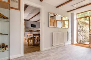 TV a/nebo společenská místnost v ubytování OldMill-2Bed-Sleeps6-HotTub-PrivateGarden