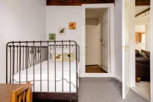 Voodi või voodid majutusasutuse Delightful 2 bed flat in Old Mill-private garden toas