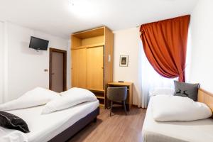 Postel nebo postele na pokoji v ubytování Albergo Dolomiti