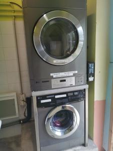 lavatrice e asciugatrice in camera di CAMPING LES HERLEQUINS a Losne