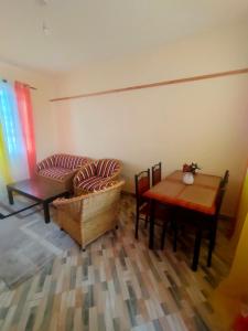 een woonkamer met een bank en een tafel bij Amber Apartments G2 Kitengela in Athi River