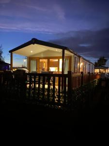 The Luxury break Sleeps 6 at 44 Kingfisher Court South facing في تاتيرشال: منزل صغير في الليل مع الأضواء