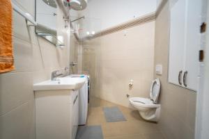 ベオグラードにあるBotanical9, Belgrade centre, 2 bedroom apartmentのトイレと洗面台を備えた白いバスルーム +21枚の写真