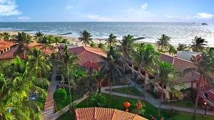 班珠爾的住宿－Ocean Bay Hotel & Resort，海滩上房屋的空中景致