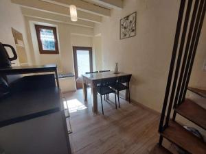 - un salon avec une table et des chaises dans l'établissement Petite maison de vacances en Cévennes, à Florac Trois Riviere