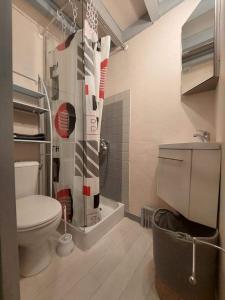 La salle de bains est pourvue de toilettes et d'un rideau de douche. dans l'établissement Petite maison de vacances en Cévennes, à Florac Trois Riviere