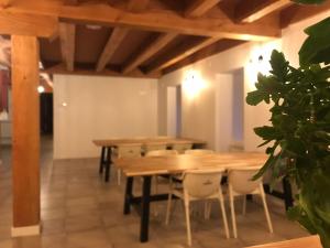 uma sala de jantar com mesas e cadeiras de madeira em LORENTX ATERPEA em Burguete