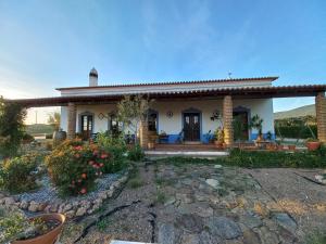 una pequeña casa blanca con un patio de piedra en Aproveite o sabor do Alentejo, en Vila Verde de Ficalho