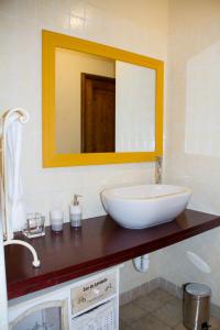 ein Bad mit einem Waschbecken und einem Spiegel in der Unterkunft Appartamento Porta Crucifera in Arezzo