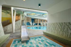 basen ze zjeżdżalnią w budynku w obiekcie Der Stern - Nachhaltiges Wirtshaus und Landhotel seit 1509 w mieście Obsteig