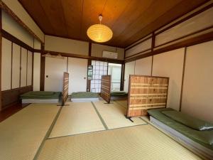 熊本市にあるtsukigakireidesuneの二段ベッド4組とランプが備わる客室です。