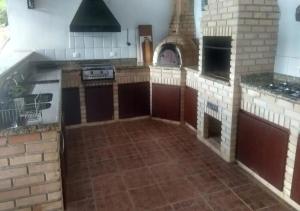 Il comprend une grande cuisine équipée d'une cuisinière et d'un four. dans l'établissement MARAVILHOSO SÍTIO NA BEIRA DA REPRESA, à Igaratá