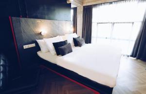 Кровать или кровати в номере Bed, Bites & Business Hotel Rotterdam